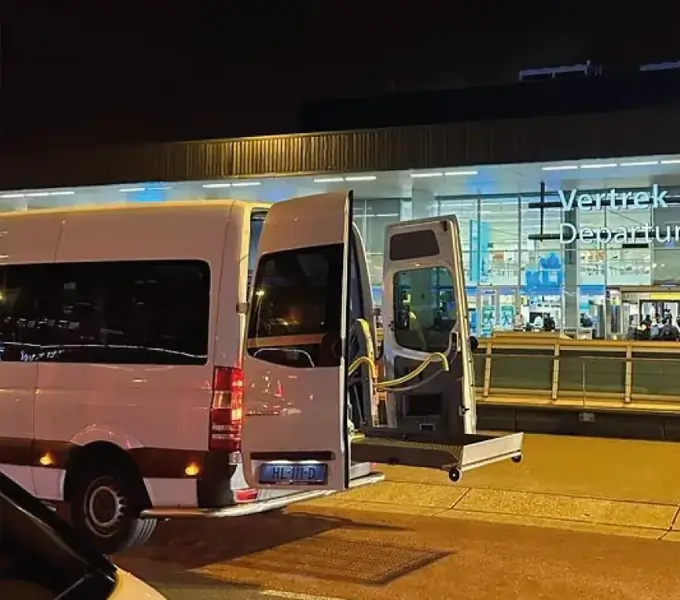 Rolstoelbus bij Schiphol voor reizigers uit Loosdrecht